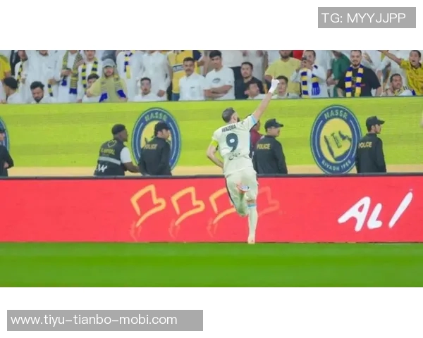 本泽马社交媒体庆祝战胜利雅得胜利强调团队承诺与重要胜利